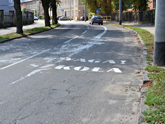[FOTO] Potrącenie pracownika malującego pasy - zdjęcia z miejsca zdarzenia 