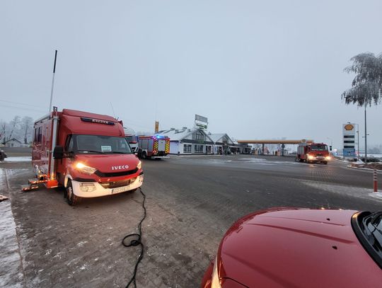 [FOTO] Rozszczelniła się cysterna z gazem! Na miejscu specjalistyczna grupa ratownictwa chemicznego i ekologicznego ze Starogardu. Droga krajowa nr 22 zablokowana