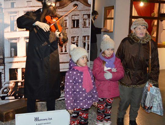 “Gadające” manekiny, makieta miasta. Tę wystawę trzeba obejrzeć!