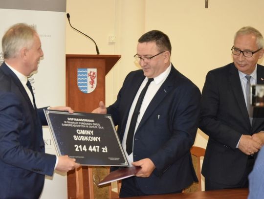 [GALERIA ZDJĘĆ] Prawie 3 mln zł na drogi lokalne powiatu tczewskiego. Podpisano umowy w ramach Funduszu Dróg Samorządowych 