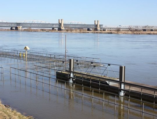 [GALERIA ZDJĘĆ] Stan wody na Wiśle znacznie się podniósł. Służby w gotowości w związku z ostrzeżeniem hydrologicznym