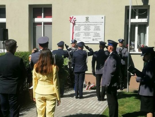 [GALERIA ZDJĘĆ]  Tablica pamięci pomordowanym tczewskim policjantom - ofiarom niemieckiego i sowieckiego okupanta. Awanse i odznaczenia