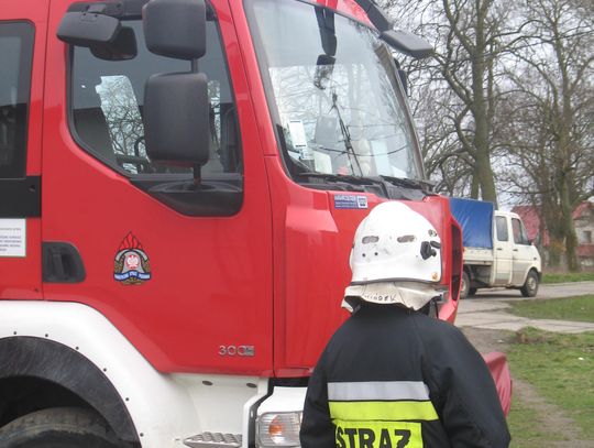 Gasili pożar w piwnicy domu jednorodzinnego. Jeden z mieszkańców trafił do szpitala