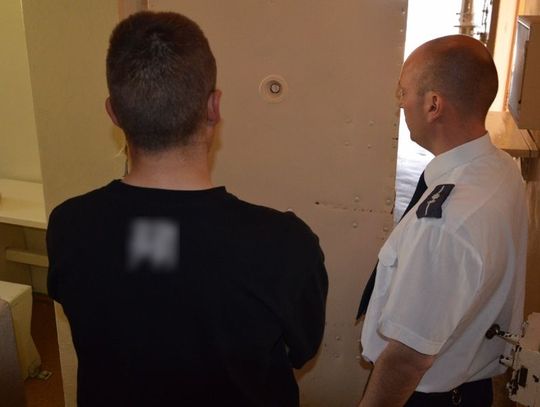 Gdy zobaczył patrol, wyrzucił zawiniątko i zaczął uciekać...