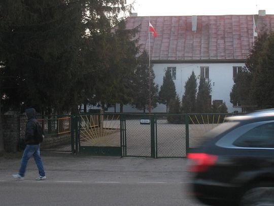 „Gdzie mamy zostawiać auta?!” Mandaty posypały się pod szkołą