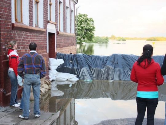 Gniew rzeki. Nadchodzi fala powodziowa, ludzie bez domów