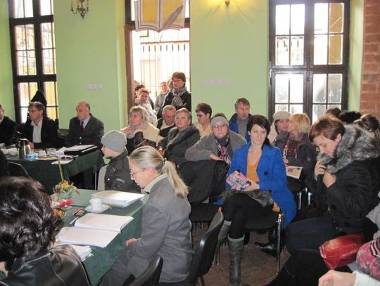 Gniewskie rajcowanie. Burzliwe obrady przy... otwartych drzwiach