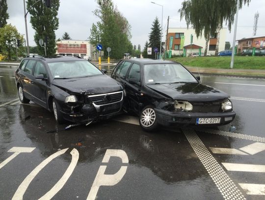 Golf i passat zderzyły się na "jedynce". Ranna osoba zabrana do szpitala 