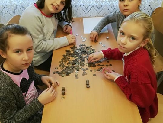 „Góra Grosza” w SP 1 zakończona sukcesem. Zebrali prawie 22 kg monet!