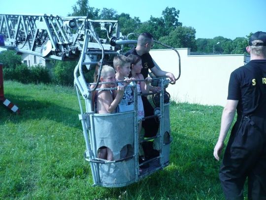 Grill, słodycze i... strażacy. Zabawa w Rakowcu na 102