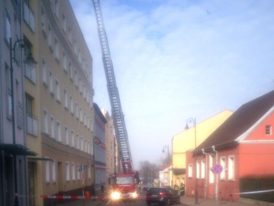 Grozi, że skoczy z dachu i się zabije