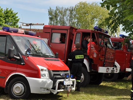 Groźna kolizja  w Bałdowie - kierowca renault scenic wjechał w drzewo 