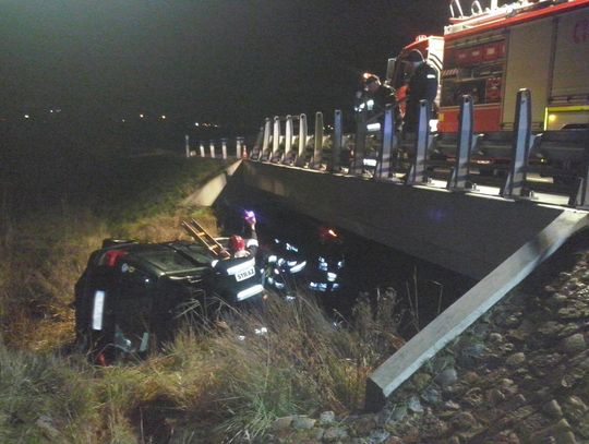 Groźne, poranne wypadki - osobówka w rowie. Jedna osoba ranna