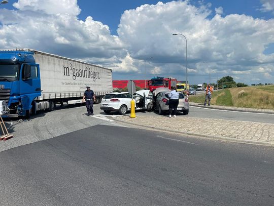 Groźne zderzenie pojazdów w tym ciężarówki na autostradzie A1