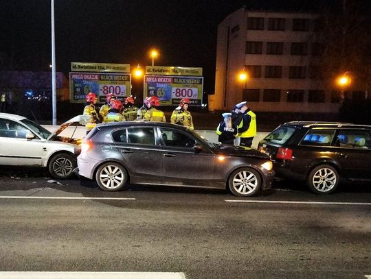 Groźne zderzenie trzech samochodów osobowych na al. Solidarności