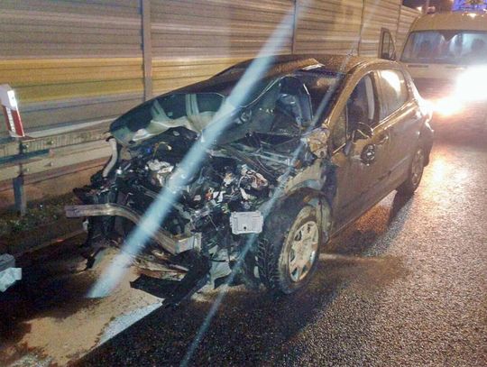 Groźny wypadek na A1. Auto uderzyło w barierki. Bardzo trudne warunki do jazdy