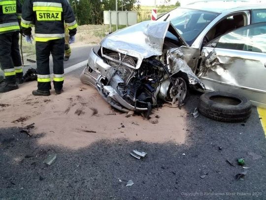 Groźny wypadek przed Mostem Knybawskim. Osoba zakleszczona w aucie
