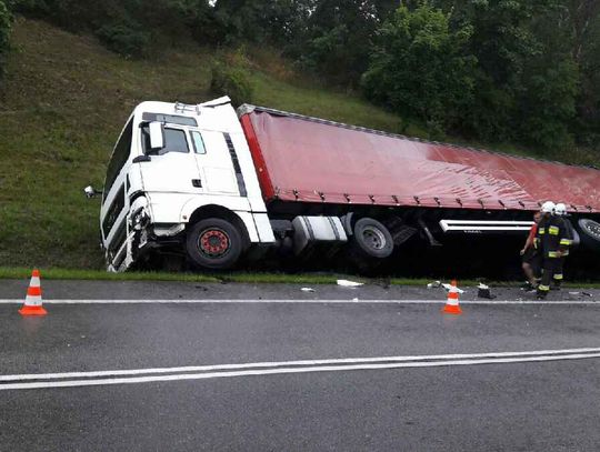 Groźny wypadek w Ostrowitem. Ciężarówka w rowie, ranna kobieta w ciąży!