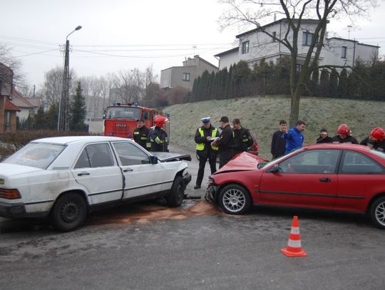 Honda i mercedes na śliskiej i oblodzonej jezdni