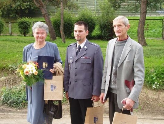 Honory za obywatelską postawę - komendant policji nagrodził trójkę tczewian