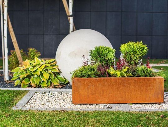 Jak dopasować aluminiowe meble ogrodowe oraz metalowe donice na taras?