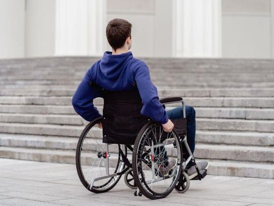 Jak dostosować schody do potrzeb osoby z ograniczoną mobilnością?