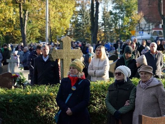 Jak i gdzie parkować w okresie Wszystkich Świętych? Dodatkowe linie autobusowe na cmentarz