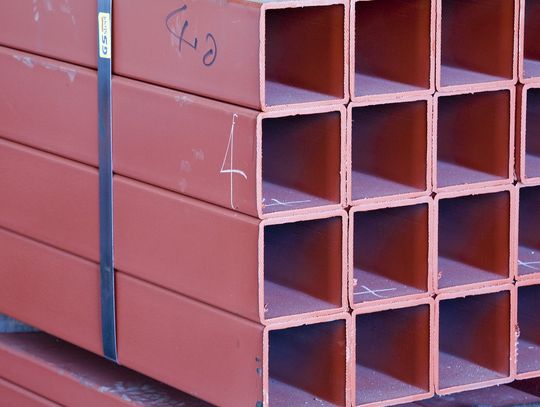 Jak uniknąć widocznych niedoskonałości po malowaniu stalowych elementów?