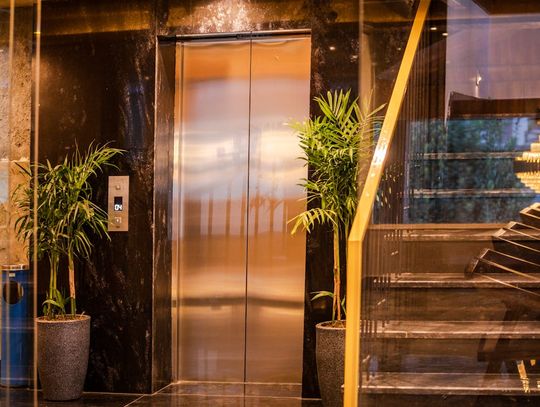 Jak wybrać odpowiednią windę do budynku i na co zwrócić uwagę?