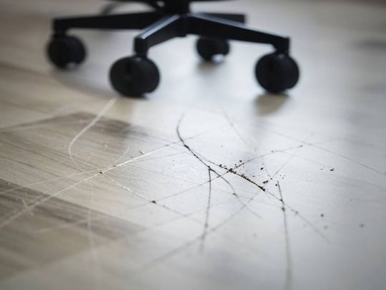 Jak zabezpieczyć podłogę przed rysami od kółek fotela? Sprawdzone rozwiązania do domu i biura