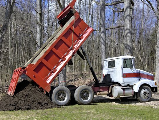 Jaki siłownik hydrauliczny sprawdzi się w przyczepie?