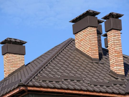 Jakie są najlepsze sposoby na dopasowanie komina do domu?