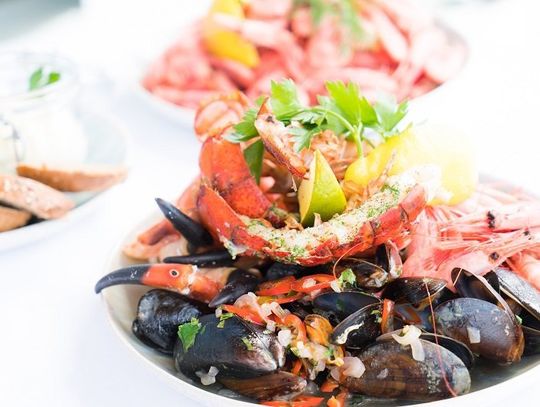 Jakie zasady savoir-vivre panują przy stole?