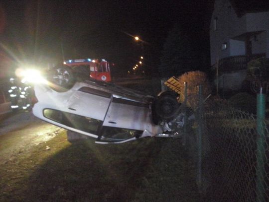 Jedna osoba w szpitalu po dachowaniu i uderzeniu w płot