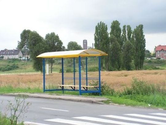 Jedni na przystankach tłuką szyby, drudzy je wstawiają...