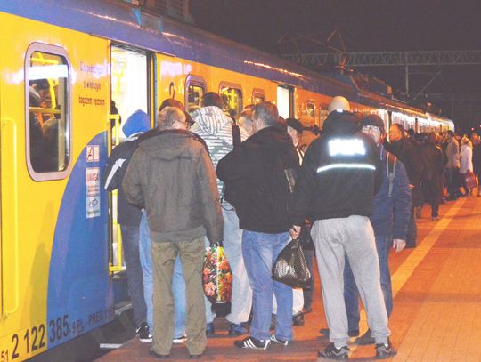 „Jedziemy do pracy dosłownie jak bydło”. „Mężczyzna wpadł na tory”