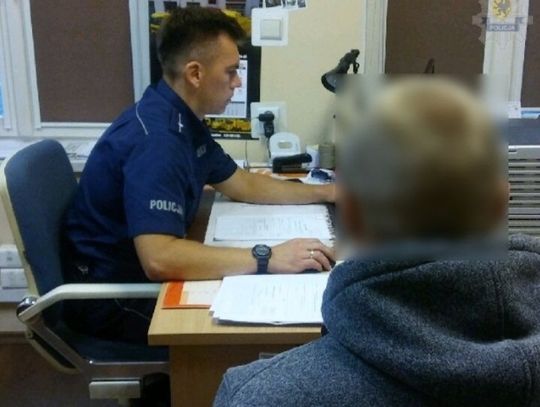 Jeździł bez uprawnień po Narkowach. Gdy zobaczył radiowóz, wcisnął pedał gazu