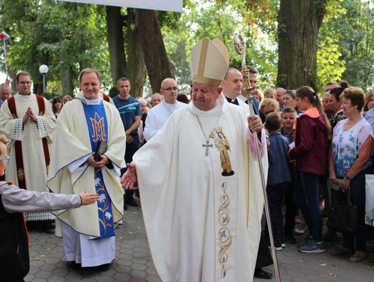 Kard. Dziwisz w Piasecznie w 50. rocznicę koronacji figury Madonny przez Karola Wojtyłę