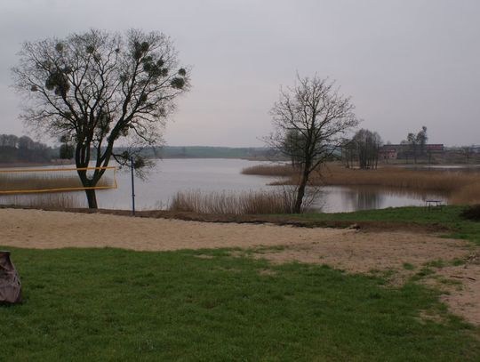 Kawiarnia, hotel? Nowy inwestor rozkręci biznes nad jeziorem?