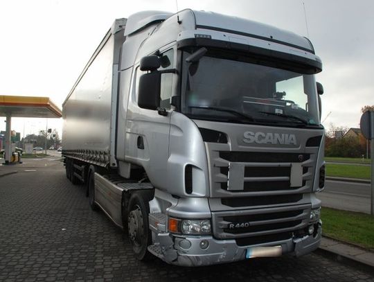 Kierowca ciężarówki na czerwownym wjechał na skrzyżowanie. Mazdę po zderzeniu wyrzuciło z drogi.