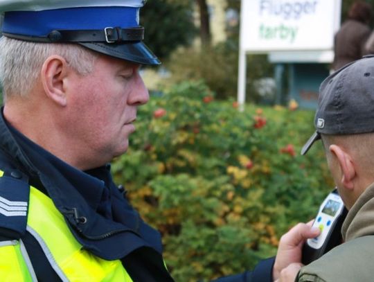 Kierowca drzemał na środku drogi... Miał 3 promile!