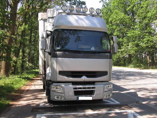 Kierowca TIR-a na bani. Musieli go trzymać, gdy wysiadał z pojazdu