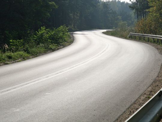 Kierowca zasnął za kierownicą i uderzył w barierę drogową