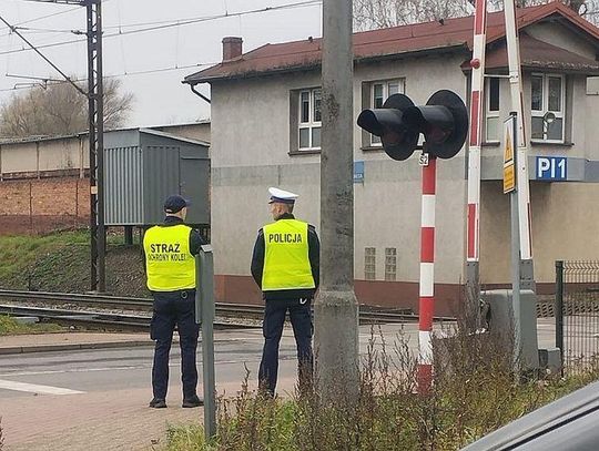 Kierowcy i piesi ignorowali czerwone światło na przejeździe kolejowym
