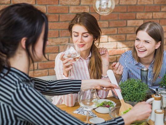 Kilka słów o toastach bez alkoholu