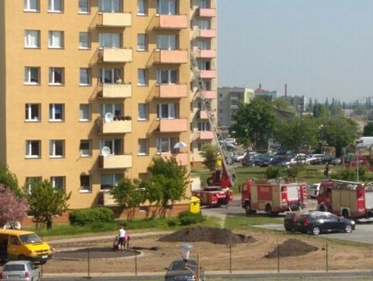 Kilka wozów strażackich przy bloku na ul. Jagiełły w Tczewie. Co się stało?