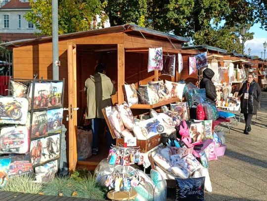 Kilkanaście stoisk rękodzielników: od rzemieślniczych kulinariów po poduszki, torby, obrazy i wiele innych