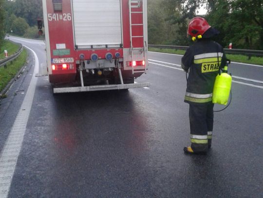 Kolejna plama oleju tym razem na "berlince". Jedno z aut wpadło w poślizg i zaliczyło stłuczkę
