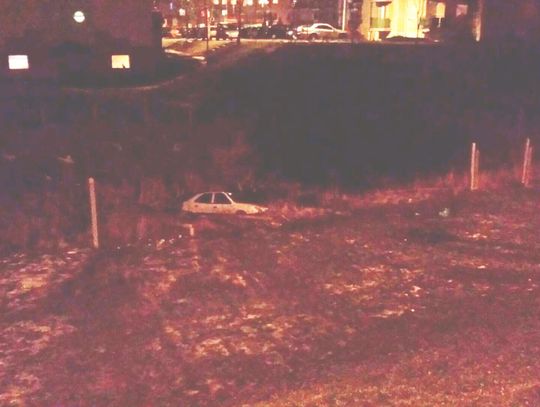 Kolejne auto „wylądowało” w stawku. Samochody staczają się do zbiornika