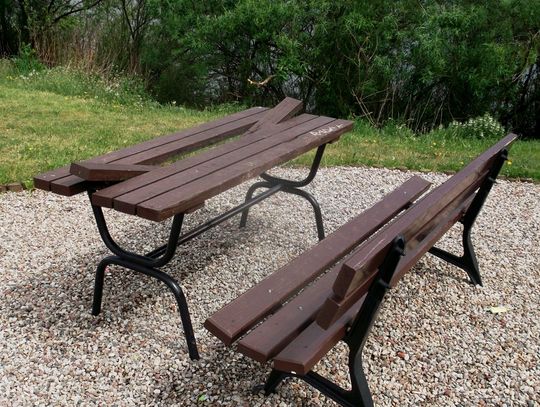 Kolejny wandalizm. Łobuzy wyżywają się na ławkach i stołach